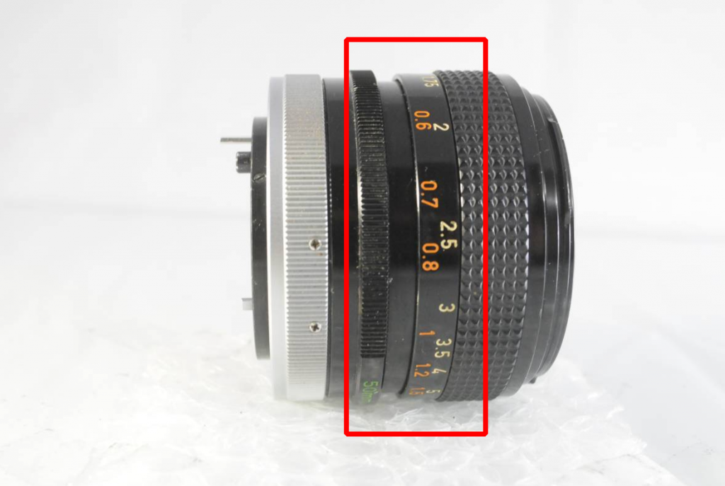 CanonのFDレンズの見分け方は、まず外観の横の部分を見る。