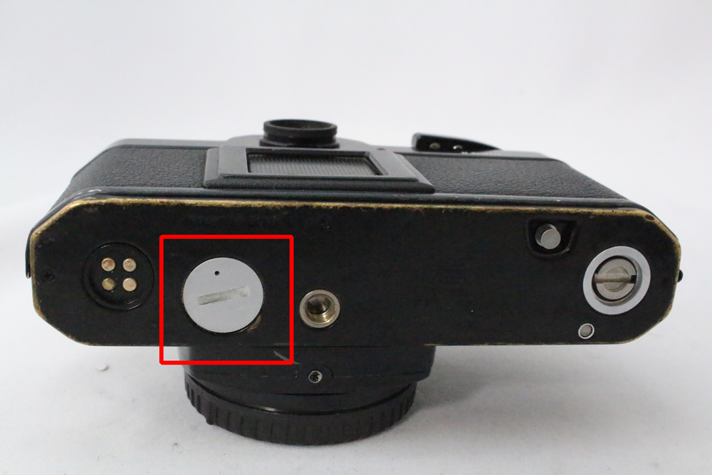 フィルムカメラの検品で見る電池質は下の部分です。
