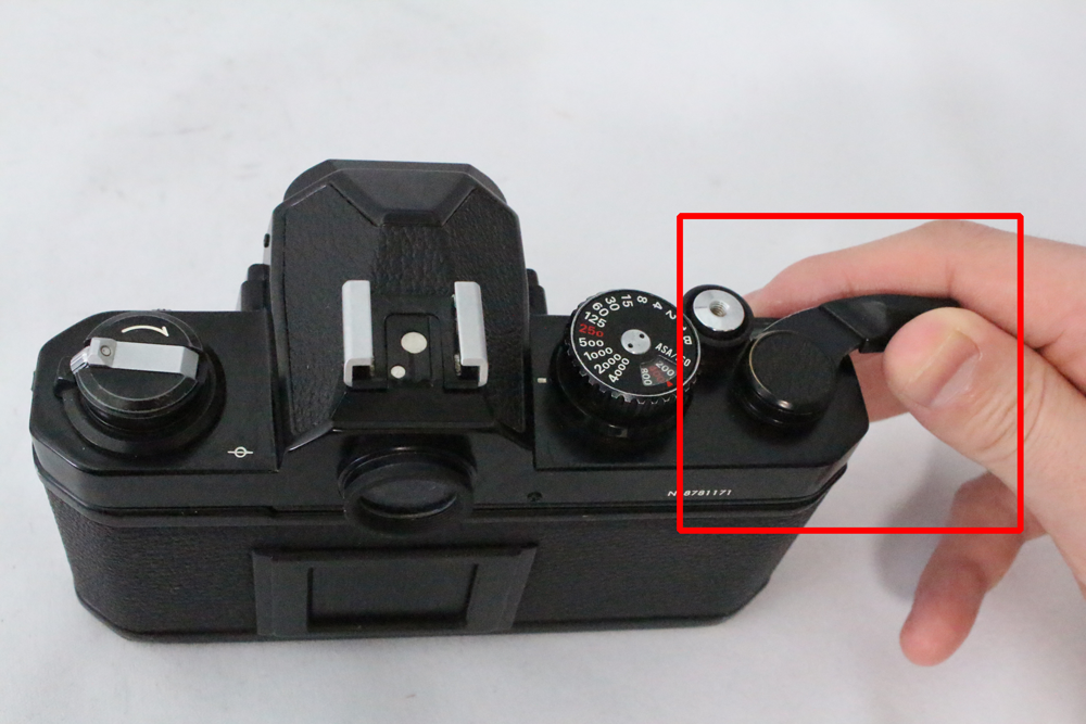 フィルムカメラのシャッターチャージの方法と動作確認